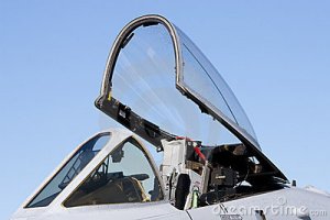 jet-fighter-cockpit-11568964