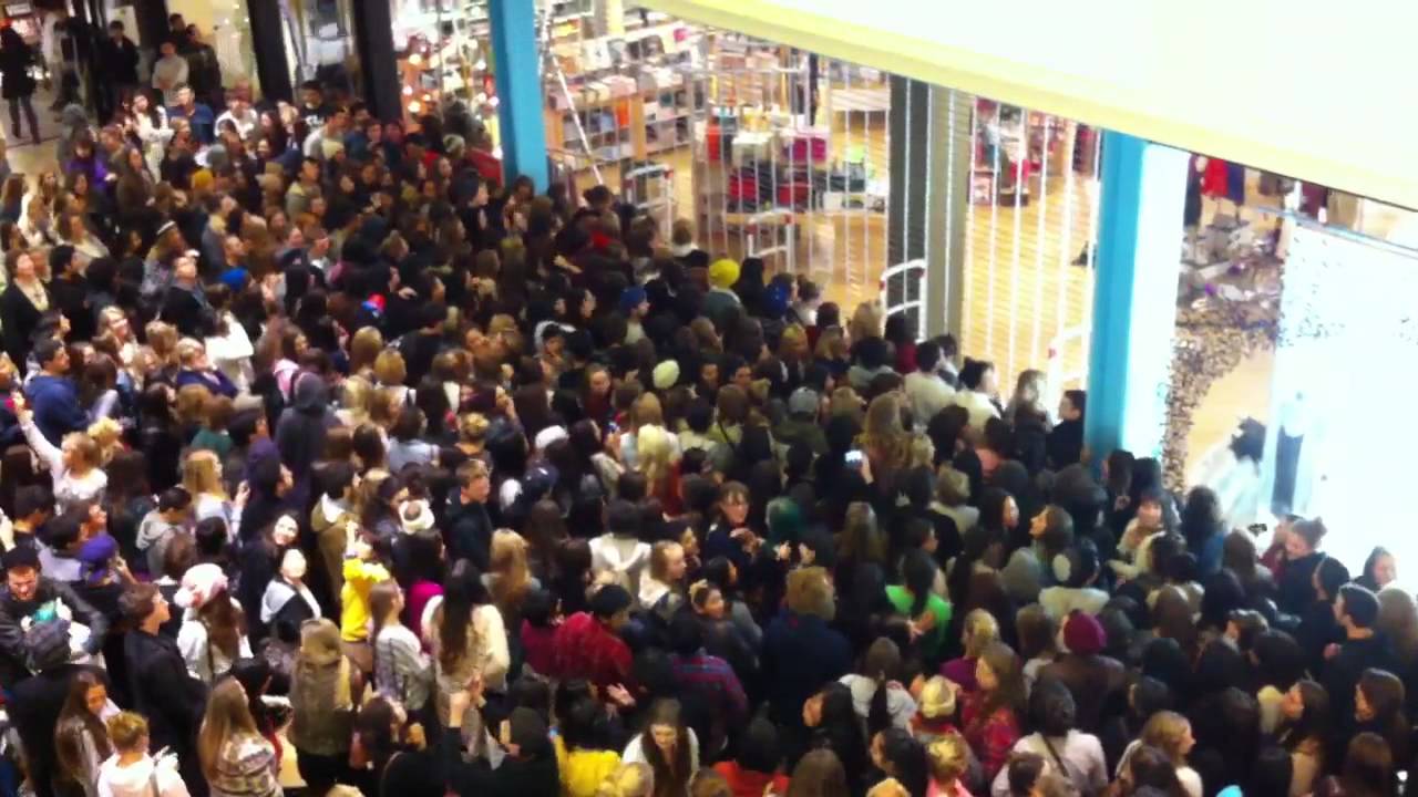 Black-Friday-Crowds-3.jpg